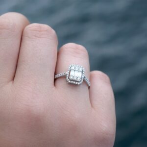 0.60 Ct Modern Tasarım Baget Kare Tektaş Yüzük 18K