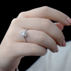0.35 Ct. Modern Tasarım Baget Kare Tektaş Yüzük