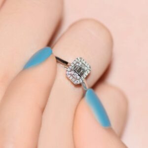 0.20 Ct Baget Kare Tektaş Yüzük Modern Tasarım