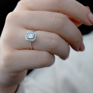 0.15 Ct. Modern Tasarım Baget Kare Tektaş Yüzük