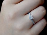 0.23 Ct. Kolu Taşlı Modern Tasarım Pırlanta Tektaş Yüzük